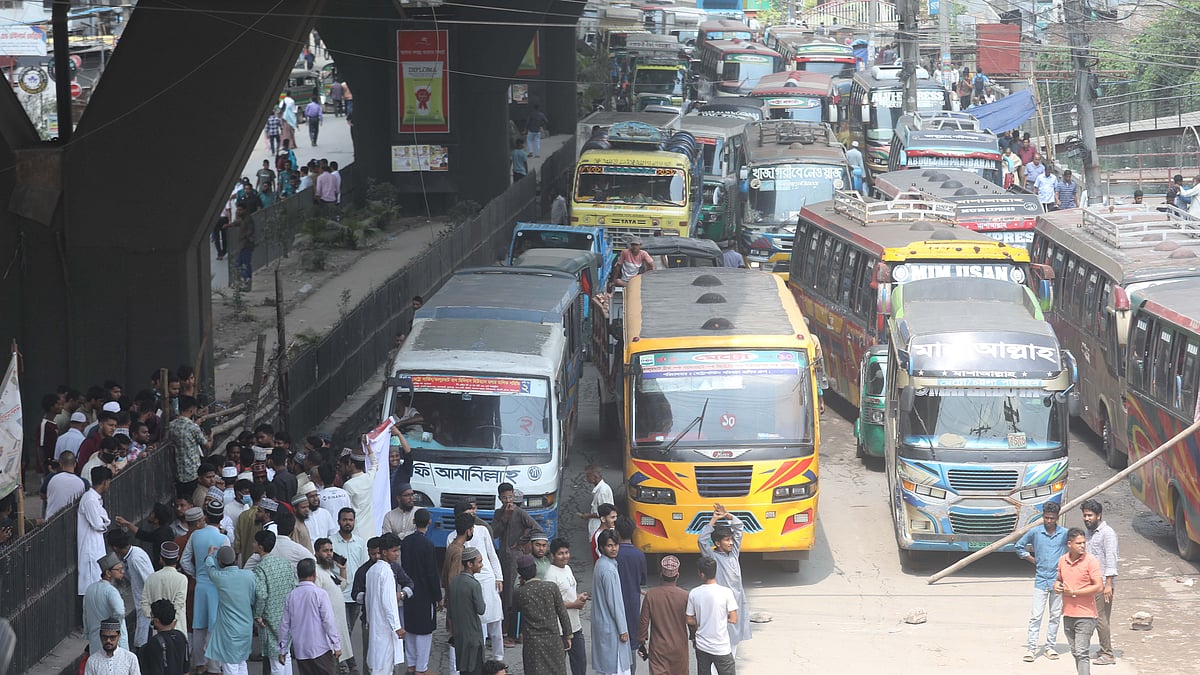 অবরোধ করায় মুরাদপুর মোড়ে যানজট তৈরি হয়
