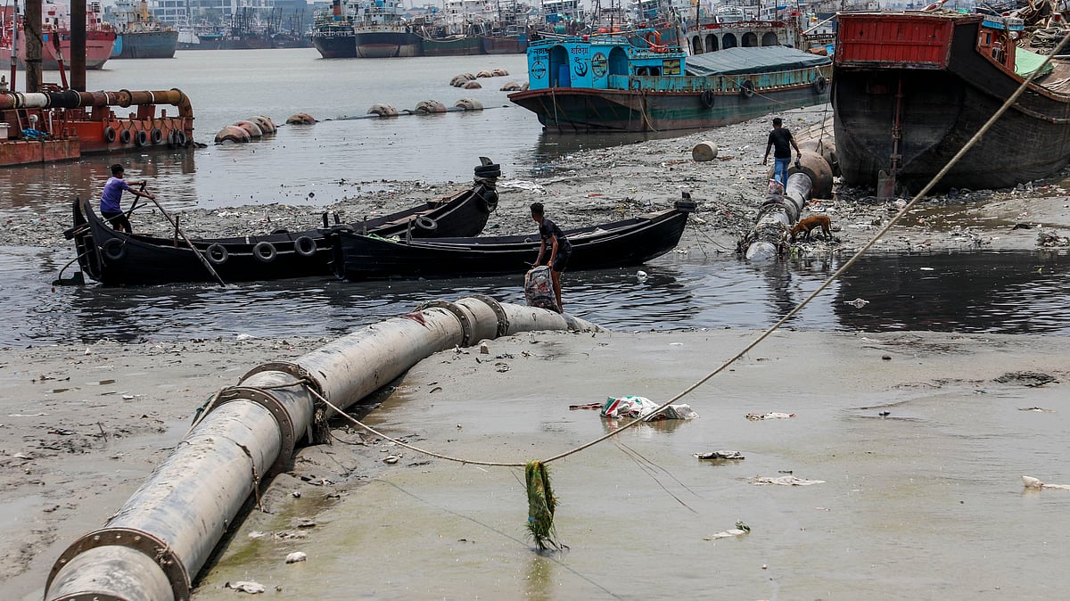 ভরাটের কারণে এভাবে পাইপ বসিয়ে খনন করা হচ্ছে নদী