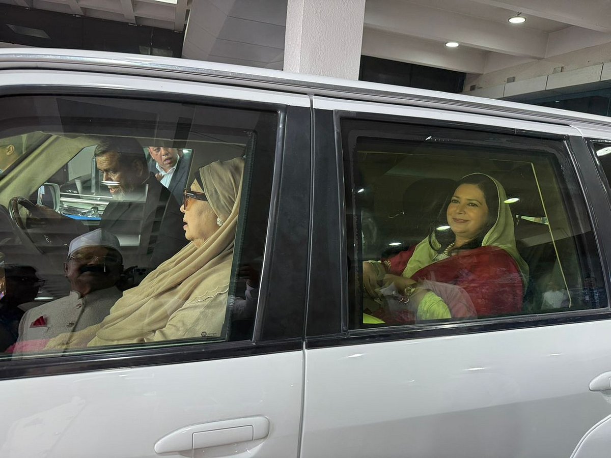 দেশে ফেরার পথে বিএনপি চেয়ারপারসন খালেদা জিয়া। পেছনে পুত্রবধূ 
