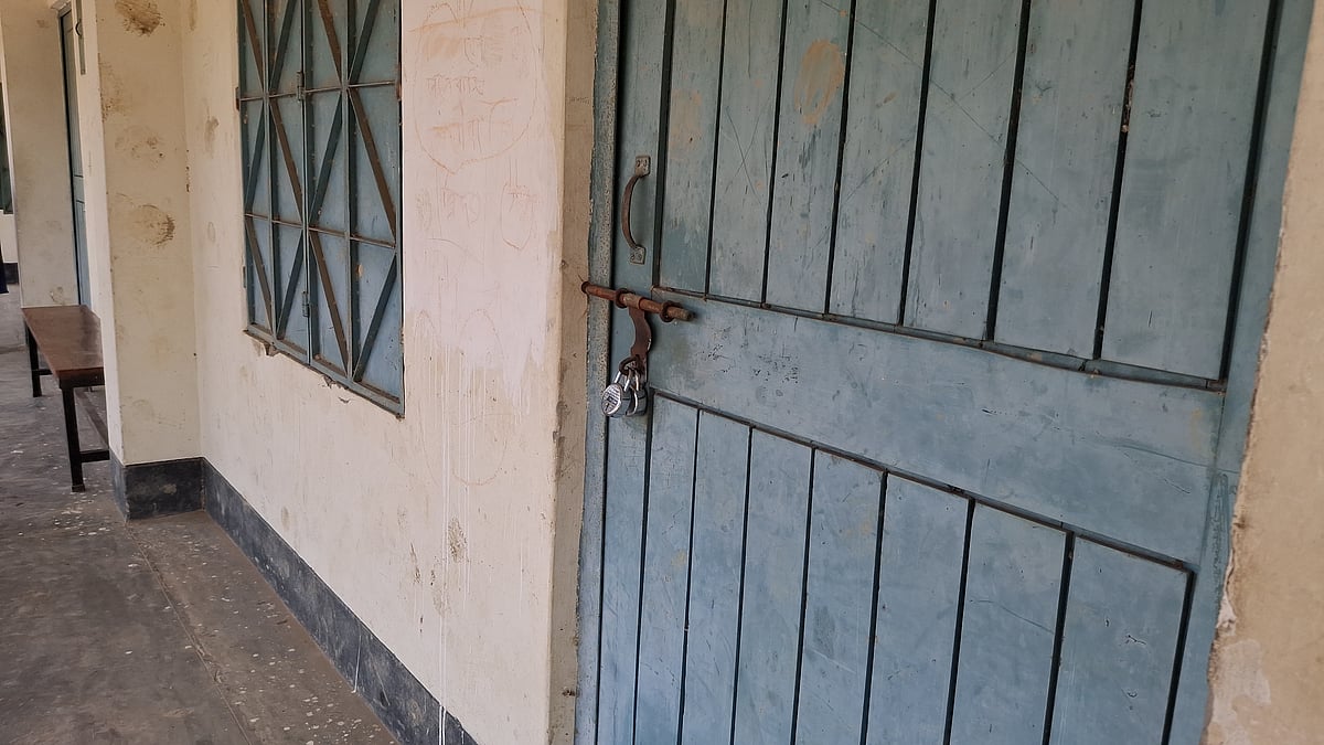 প্রধান শিক্ষকের কক্ষে তালা, চেয়ার ঝুলছে আমগাছে | প্রথম আলো