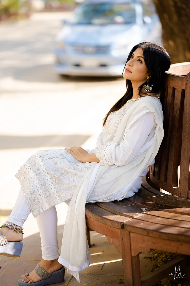 আনমনা নওশাবা পরেছেন সাদা সালওয়ার কামিজ