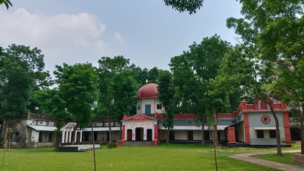 আঠারোবাড়ি জমিদার প্রমোদ রায় চৌধুরীর কাছারিবাড়িটি সোনার চাবি দিয়ে উদ্বোধন করেছিলেন রবীন্দ্রনাথ ঠাকুর। বর্তমানে এটি আঠারোবাড়ি কলেজ