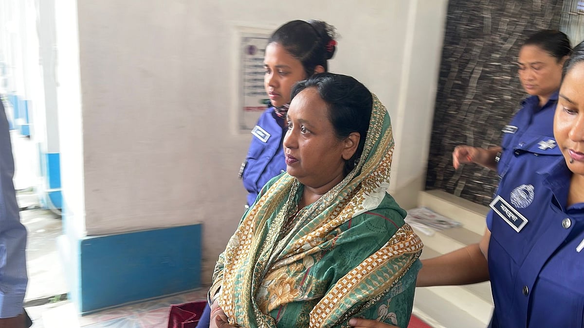 নারায়ণগঞ্জ সিটি করপোরেশনের সাবেক মেয়র সেলিনা হায়াৎ আইভীকে আজ শুক্রবার ডিবি কার্যালয়ে থেকে আদালতে নেওয়া হয়। সকাল ১০টায় ডিবি কার্যালয়ের সামনে