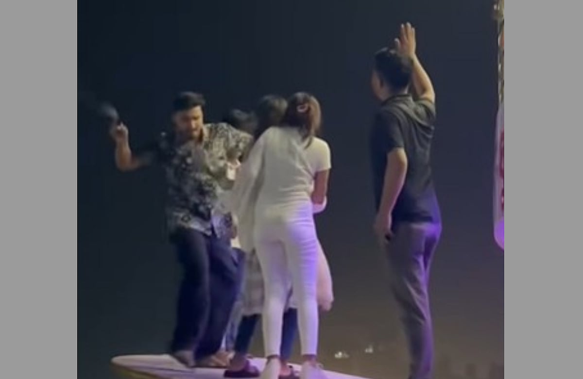 দুই তরুণীকে লঞ্চের একেবারে সামনের অংশে উঠিয়ে বেল্ট দিয়ে পেটাচ্ছেন মুন্সিগঞ্জ সদর উপজেলার দক্ষিণ ইসলামপুর এলাকার বাসিন্দা নেহাল আহমেদ ওরফে জিহাদ