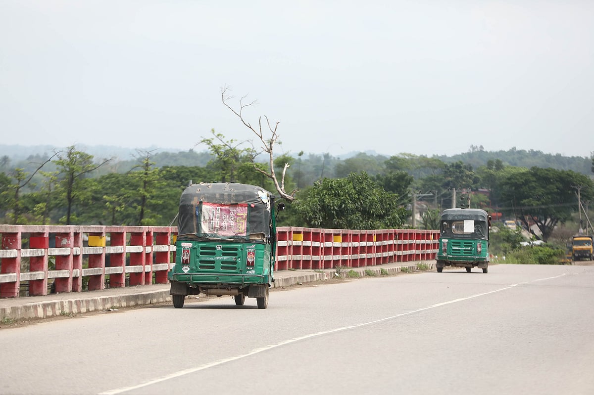 দিব্যি চলছে নম্বরবিহীন সিএনজিচালিত অটোরিকশা