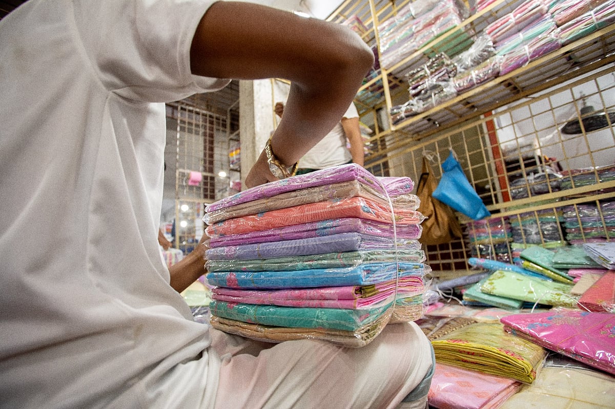 নানা রঙের শাড়ির পসরা