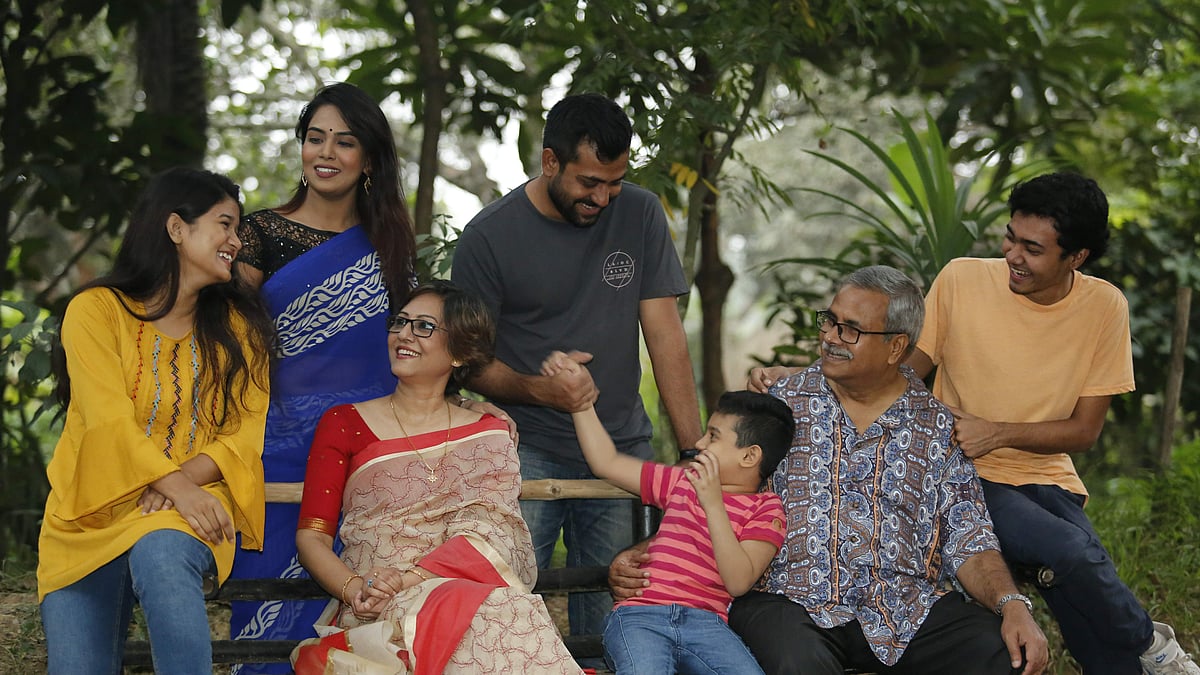 মডেল: রওনক হোসেন, উলকা হোসেন, কারার, পূজা, আয়াজ, সেজিল, হামিম। ছবি: প্রথম আলো 