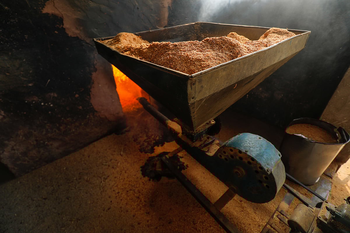 ধানের তুষ যন্ত্রের মাধ্যমে নিক্ষেপ করে চুল্লিতে দেওয়া হয়। চুল্লিতে থেকে লোহার পাইপের মাধ্যমে গরম বাষ্প বয়লারে গিয়ে ধান সেদ্ধ করে 