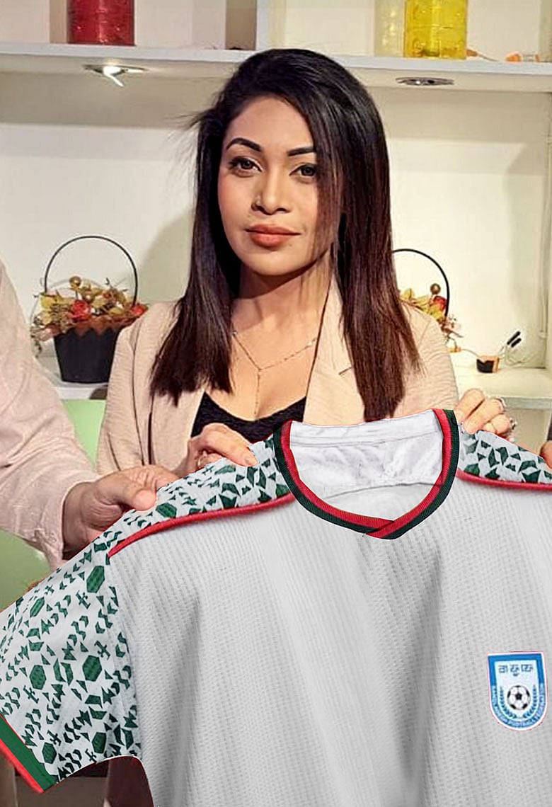 জাতীয় ফুটবল দলের হোম জার্সি: জামদানি মোটিফের বিন্যাসে ফুটিয়ে তোলা হয়েছে বাঘের মুখ, দোয়েল আর ইলিশ