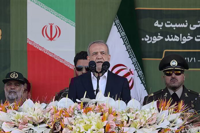 শত্রুকে এক ইঞ্চি জমিও দখল করতে দেবে না ইরান: ভাষণে পেজেশকিয়ান