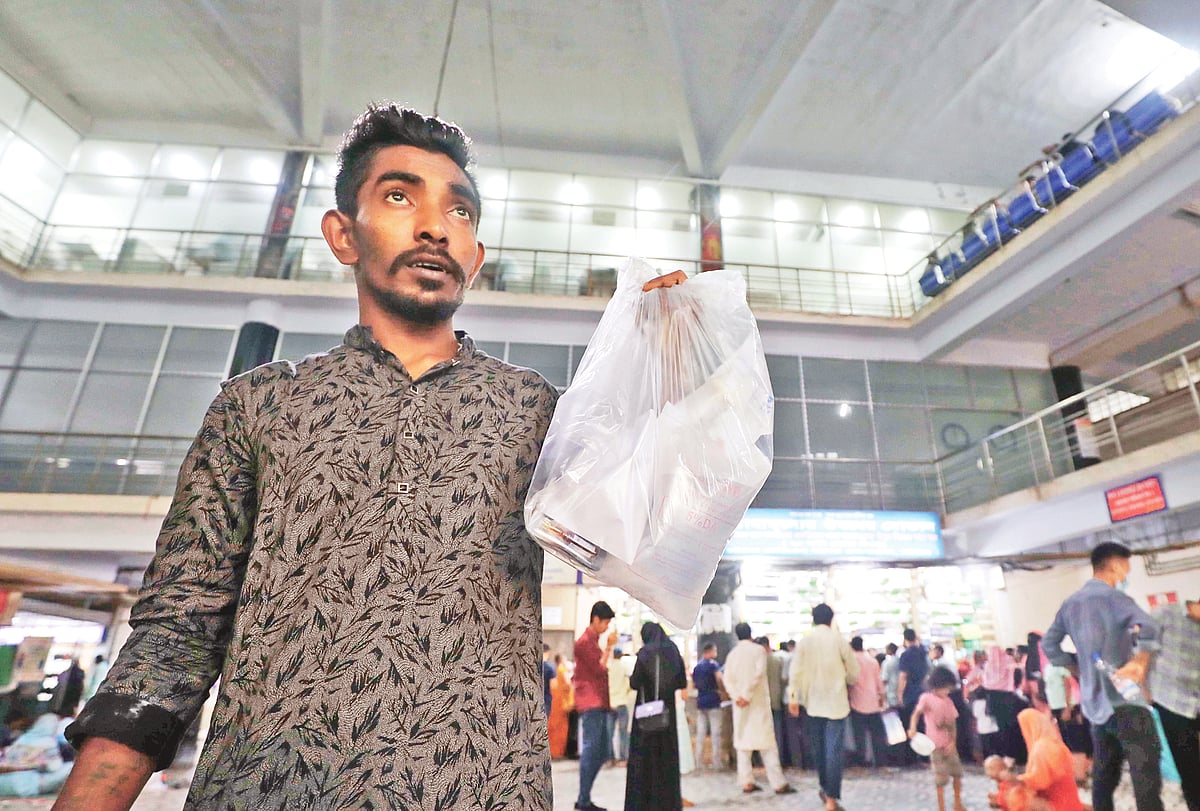 ন্যায্যমূল্যের দোকান থেকে কেনা চিকিৎসাসামগ্রী হাতে রোগীর এক স্বজন। বৃহস্পতিবার চট্টগ্রাম মেডিকেল কলেজ হাসপাতালে