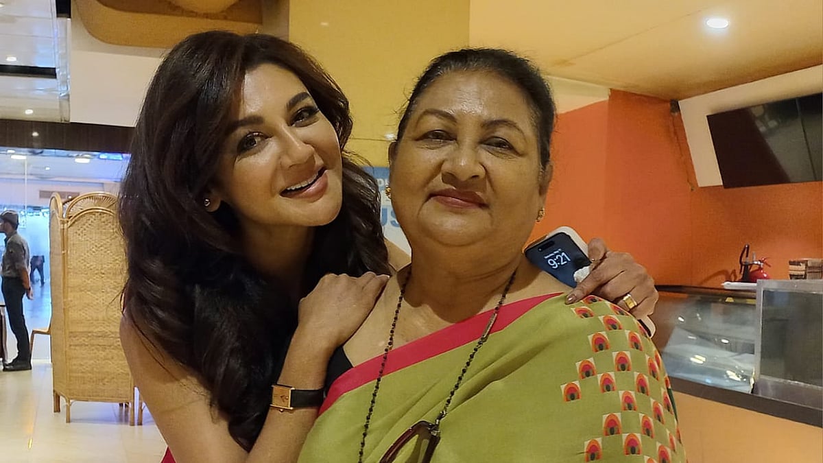 মায়ের সঙ্গে জয়া আহসান। ছবি: প্রথম আলো