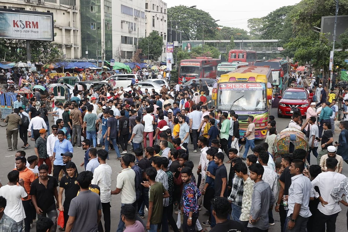 ছাত্রদলের নেতা–কর্মীরা সরে যাওয়ার পর  আজ রোববার বিকেল সাড়ে ৫টার দিকে শাহবাগ মোড় দিয়ে যান চলাচল শুরু হয়