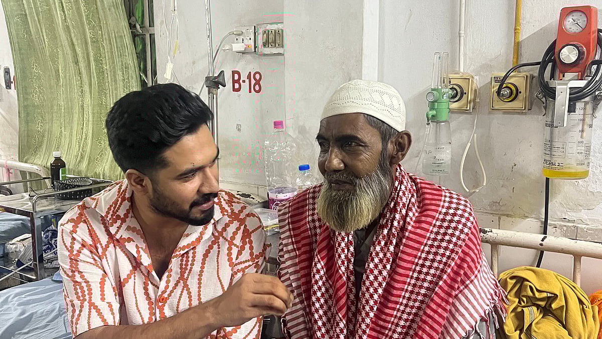 অল্প সময়েই আড্ডা জমে যায় মনু মিয়ার সঙ্গে বাসারের। ছবি: বাসারের সৌজন্যে