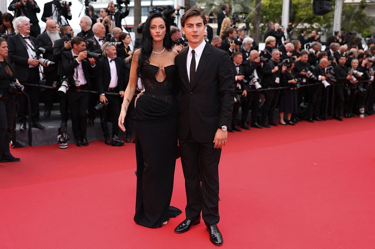 গ্ল্যামারাস লুকে কানে সস্ত্রীক নজর কাড়লেন আর্জেন্টিনার ফুটবল তারকা দিবালা