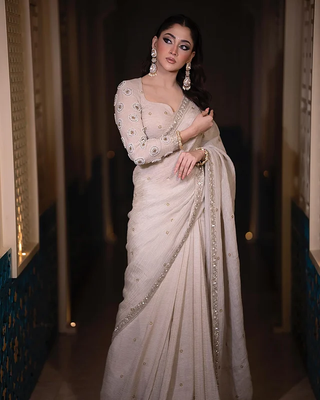 মনোক্রম্যাটিক একটা আমেজ ফুটে উঠেছে তাঁর সাজপোশাকে