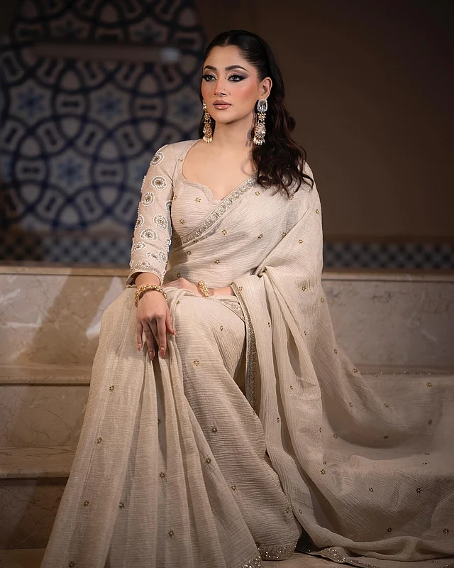 সিকুইনের পার বসানো নুড রঙের এই শাড়ি নিকাহ বাই কিবরিয়া রাতুল ব্র্যান্ডের