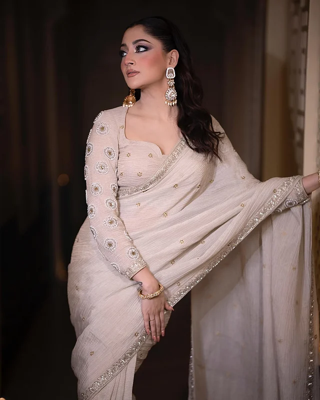 হাতে শোভা পাচ্ছে গোল্ডেন বালা আর কানে জমকালো স্টেটমেন্ট দুল