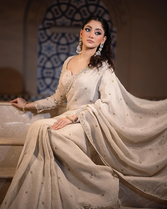 পূজা মানেই আবেদনময় সৌন্দর্য। তাঁর এই গ্ল্যাম মেকআপের দায়িত্বে ছিল সুপরিচিত রূপসদন সিগনেচার লুক বাই সামিয়া।