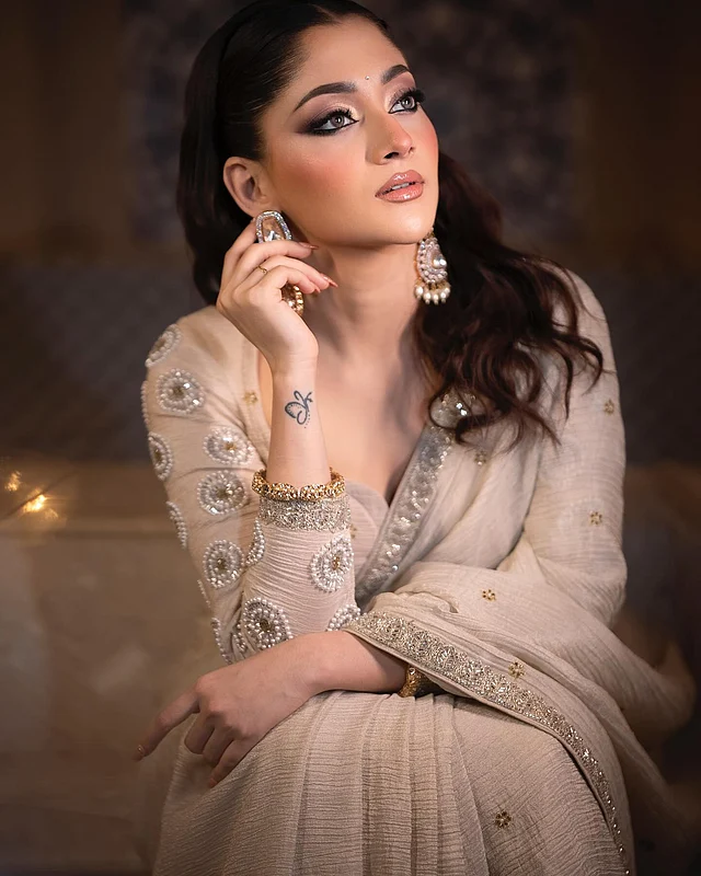 তাঁর মেকআপে গোল্ডেন আইশ্যাডো দেওয়া স্মোকি আই লুক বেশি নজর কাড়ছে। ঠোঁট সাজিয়েছেন গ্লসি নুড লিপকালারে। আর কপালে পরেছেন ছোট্ট পাথরের টিপ