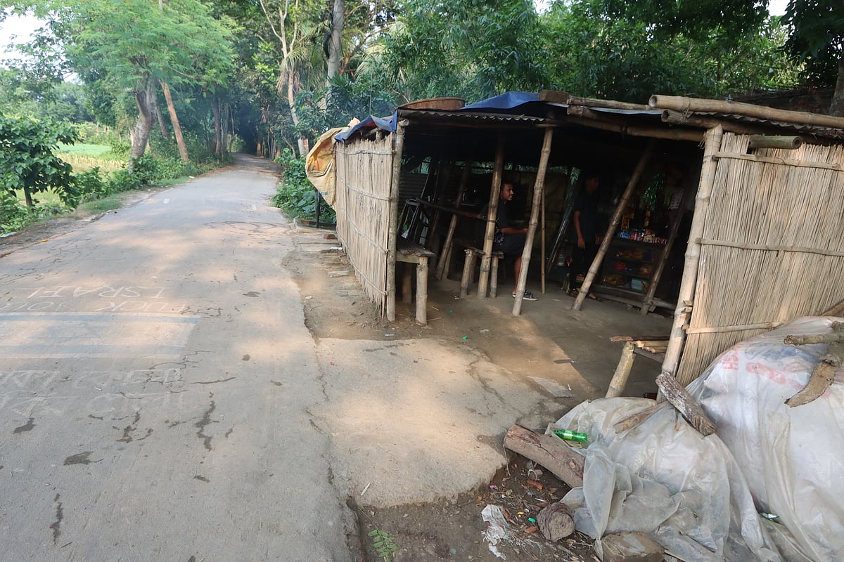 সড়কের ধারে জাফর শেখের চায়ের দোকান।