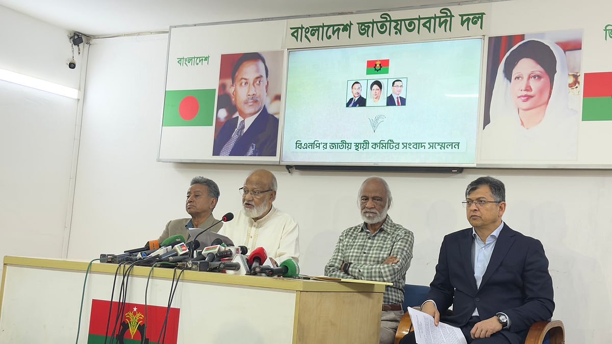 রাজধানীর গুলশানে বিএনপির চেয়ারপারসনের রাজনৈতিক কার্যালয়ে আজ বৃহস্পতিবার বিকেলে আয়োজিত সংবাদ সম্মেলনে দলটির নেতারা
