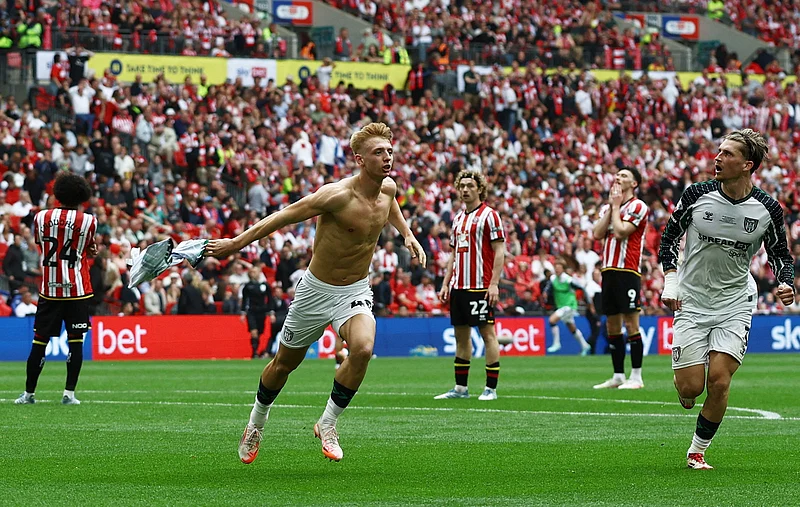 যোগ করা সময়ে গোল করে সান্ডারল্যান্ডকে প্রিমিয়ার লিগে নিয়ে গেছেন টম ওয়াটসন