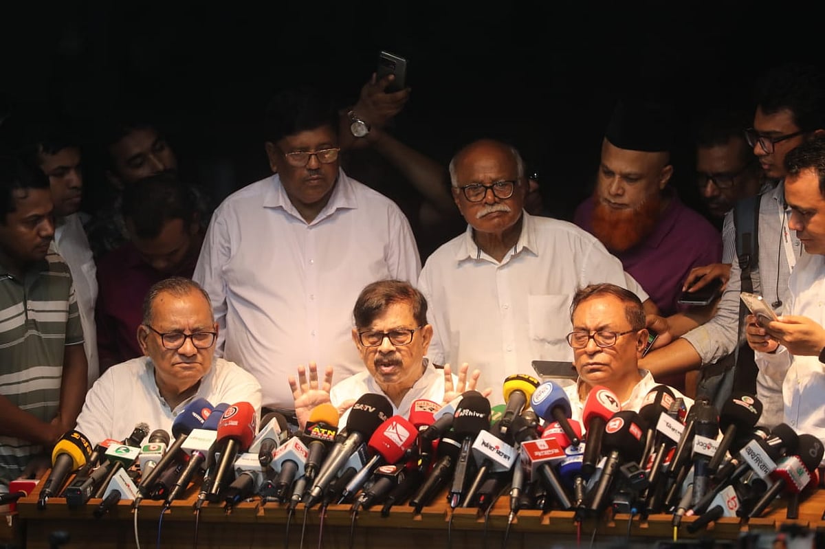 প্রধান উপদেষ্টা অধ্যাপক মুহাম্মদ ইউনূসের সঙ্গে বৈঠক শেষে বেরিয়ে সাংবাদিকদের সঙ্গে কথা বলেন নাগরিক ঐক্যের সভাপতি মাহমুদুর রহমান মান্নাসহ অন্যান্য দলের নেতারা। আজ রোববার রাতে রাষ্ট্রীয় অতিথি ভবন যমুনা প্রাঙ্গণে 