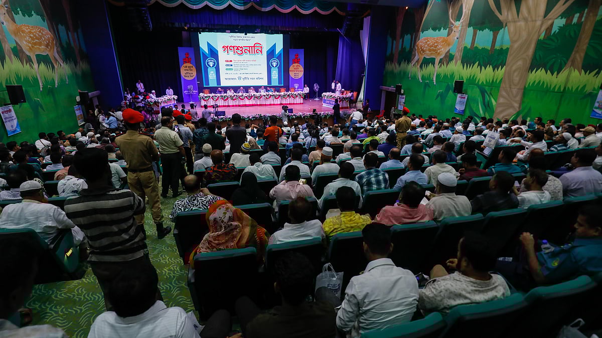গণশুনানিতে অংশ নেন স্থানীয় বাসিন্দারা।