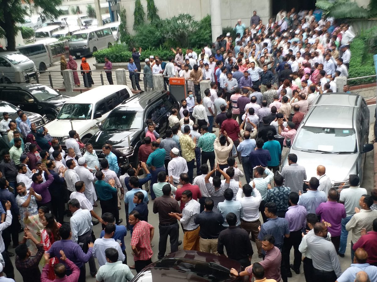 সচিবালয়ে শত শত কর্মচারী দপ্তর ছেড়ে নিচে নেমে মিছিলে যোগ দেন। আজ রোববার সকালে