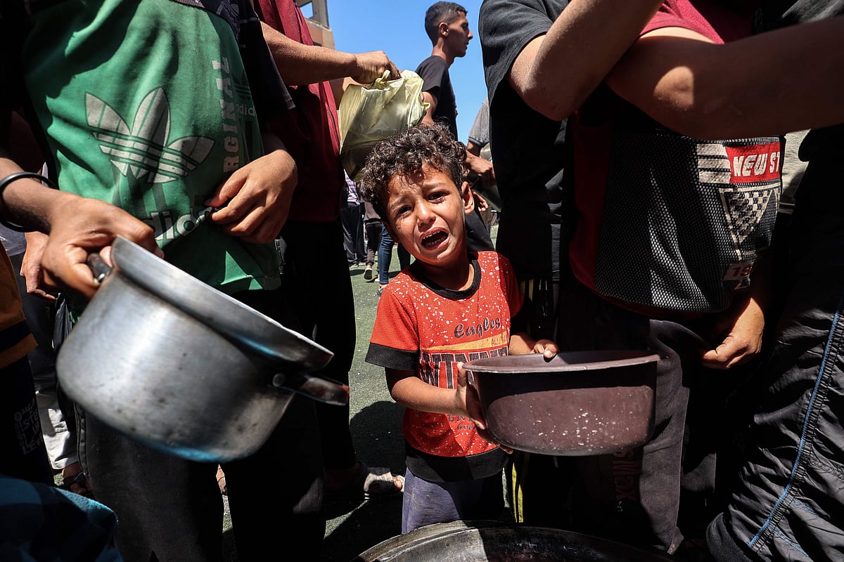 গাজায় খাবারের খোঁজে ‘রাস্তায় রাস্তায় ঘুরছে’ ক্ষুধার্ত শিশুরা