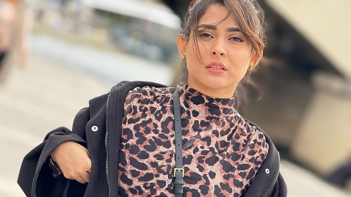 কান উৎসবে বিশেষ স্বীকৃতি জিতেছে ‘আলী’ স্বল্পদৈর্ঘ্য সিনেমাটি। এর পরিচালক আদনান আল রাজীব। এখনো ফ্রান্সেই অবস্থান করছেন। তিনি মেহজাবীনের ৯টি ছবি পোস্ট করে লিখেছেন, ‘আমার হৃদয়টা এখানে।’ স্বীকৃতির আনন্দ ভাগাভাগি করতে স্বামী আদনানের কাছে গিয়েছেন মেহজাবীন, সেই ছবিগুলোই পোস্ট করেছেন পরিচালক।