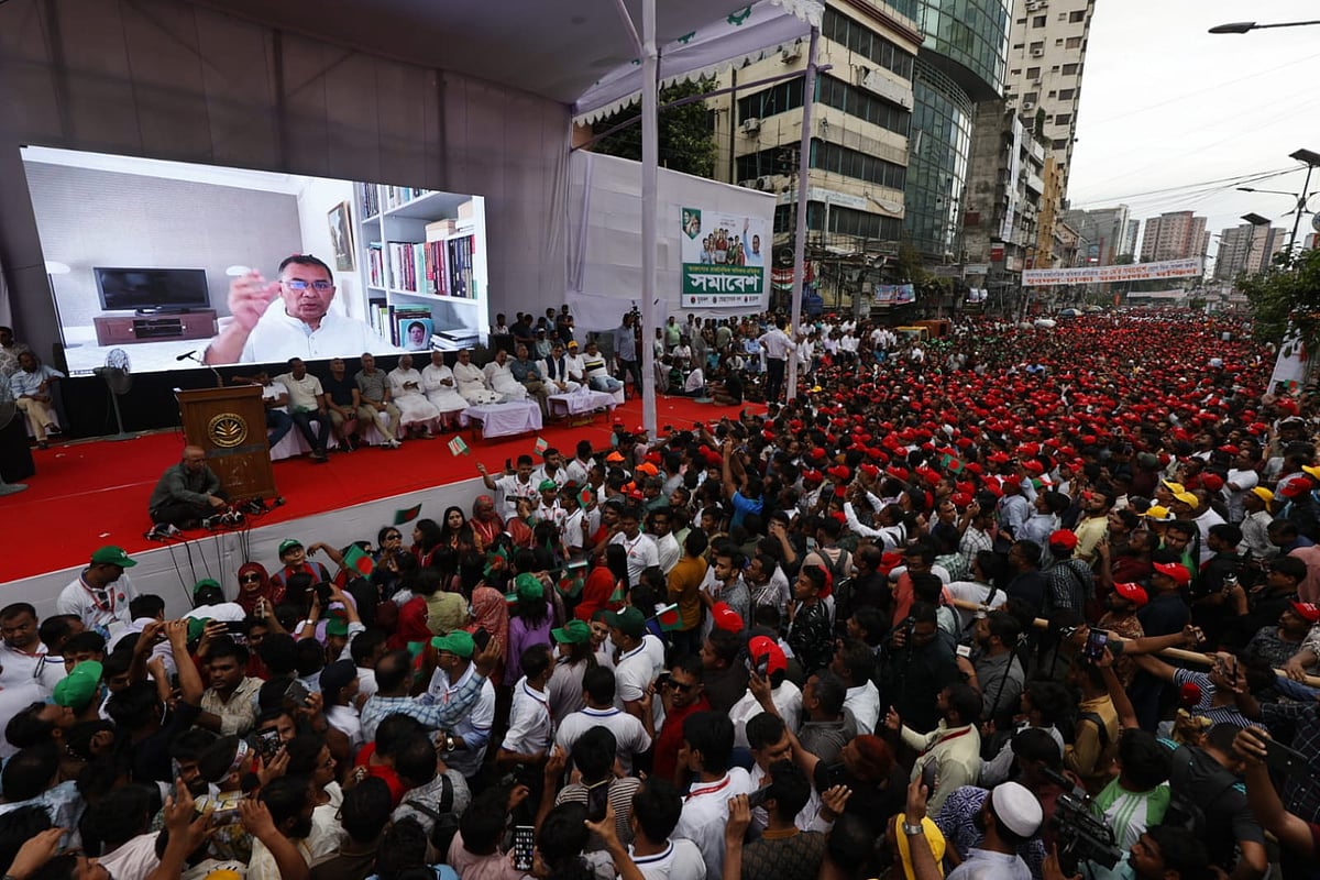 রাজধানীর নয়াপল্টনে বিএনপির কেন্দ্রীয় কার্যালয়ের সামনে ‘তারুণ্যের রাজনৈতিক অধিকার প্রতিষ্ঠার সমাবেশে’ ভার্চ্যুয়ালি যুক্ত হয়ে প্রধান অতিথির বক্তব্য দেন বিএনপির ভারপ্রাপ্ত চেয়ারমান তারেক রহমান। নয়া পল্টন, ঢাকা