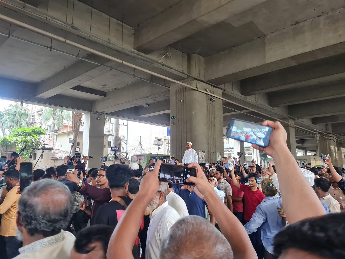 জামায়াত নেতা এ টি এম আজহারুল ইসলাম আজ বুধবার সকালে বাংলাদেশ মেডিকেল বিশ্ববিদ্যালয় হাসপাতালের প্রিজন সেল থেকে মুক্তি পান। মুক্তির পর তাঁকে শুভেচ্ছা জানান জামায়াতের নেতা-কর্মীরা