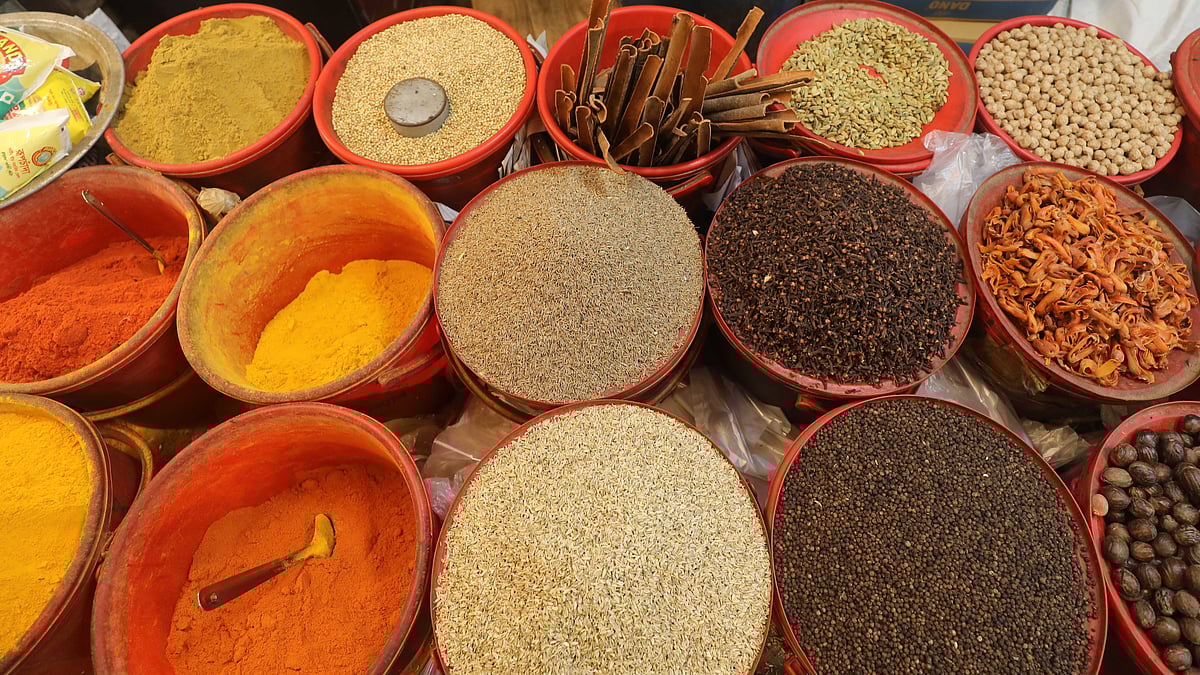 পাত্রে বিভিন্ন ধরনের মসলা সাজিয়ে রাখা হয়েছে