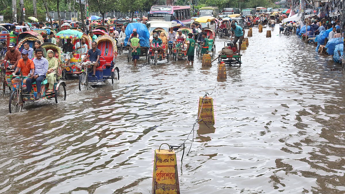 মিরপুর রোডে ধানমন্ডি হকার্স মার্কেটের সামনে পানি জমে ছিল শুক্রবার বিকেল অবধি।