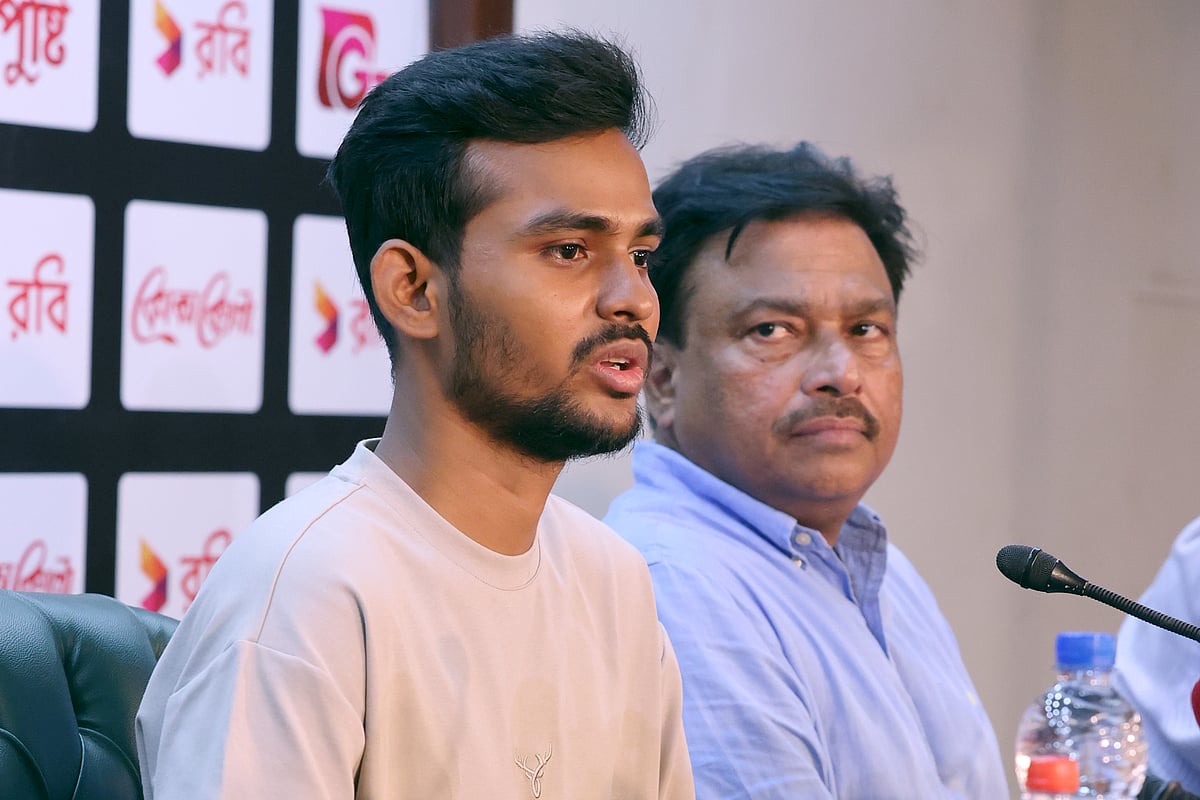 ছবিটি ২০২৪ সালের ১৩ অক্টোবরের। সে দিন মিরপুর শেরেবাংলা স্টেডিয়ামে ফারুক আহমেদকে সঙ্গে নিয়ে সংবাদ সম্মেলনে বসেছিলেন ক্রীড়া উপদেষ্টা আসিফ মাহমুদ সজীব ভূঁইয়া।