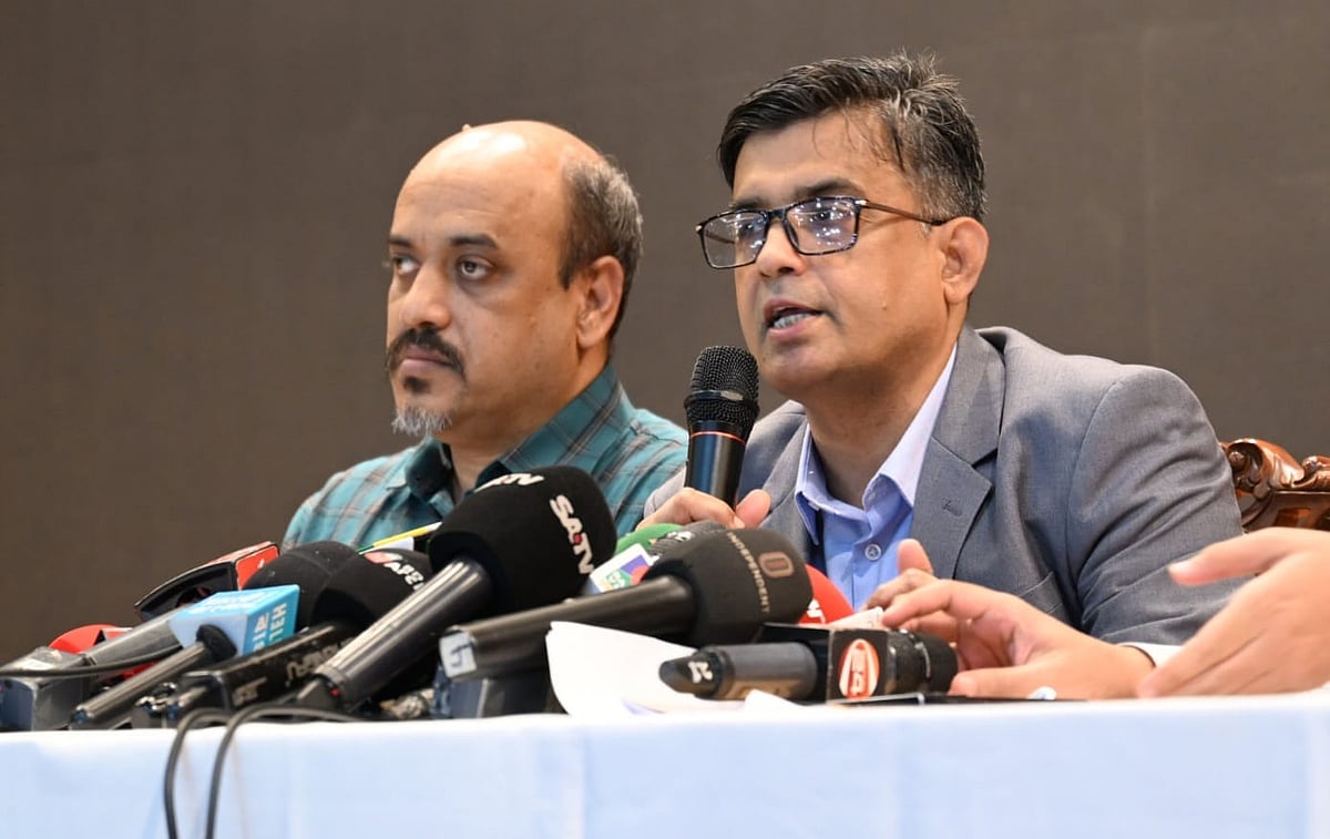 প্রধান উপদেষ্টার প্রেস সচিব শফিকুল আলম সংবাদ সম্মেলনে নির্বাচনের প্রস্তুতি নিয়ে প্রধান উপদেষ্টার নির্দেশনাগুলো জানিয়েছেন