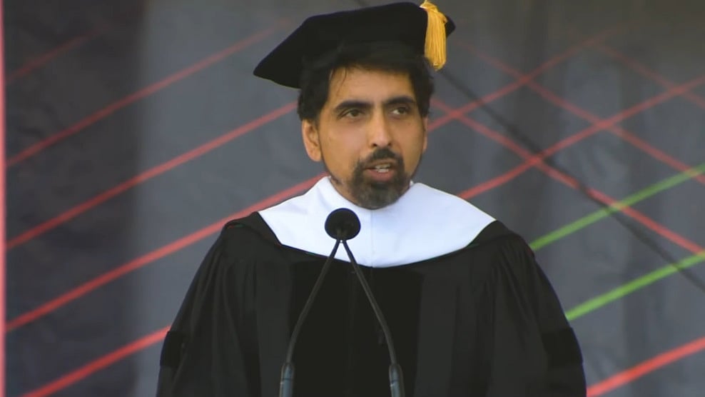 যুক্তরাষ্ট্রের কার্নেগি মেলন ইউনিভার্সিটিতে সমাবর্তন বক্তা হিসেবে হাজির হয়েছিলেন সালমান খান