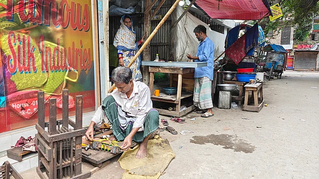 দোকান হারিয়ে ফুটপাতে কাজ করছেন জ্যাকার্ড মাস্টার (বাঁয়ে)। আর কার্ড পাঞ্চের কাজ নেই, তাই তেলেভাজা বিক্রি করছেন