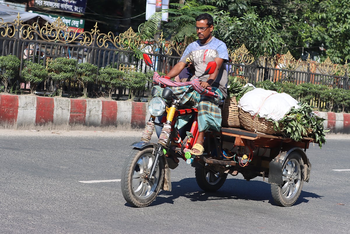 লিচু নিয়ে পাইকারি বাজারের পথে এক বাগানি