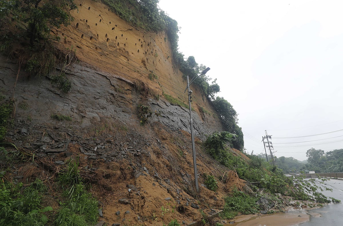 বায়েজিদ সংযোগ সড়কে পাহাড় থেকে মাটি ধসে পড়েছে।
