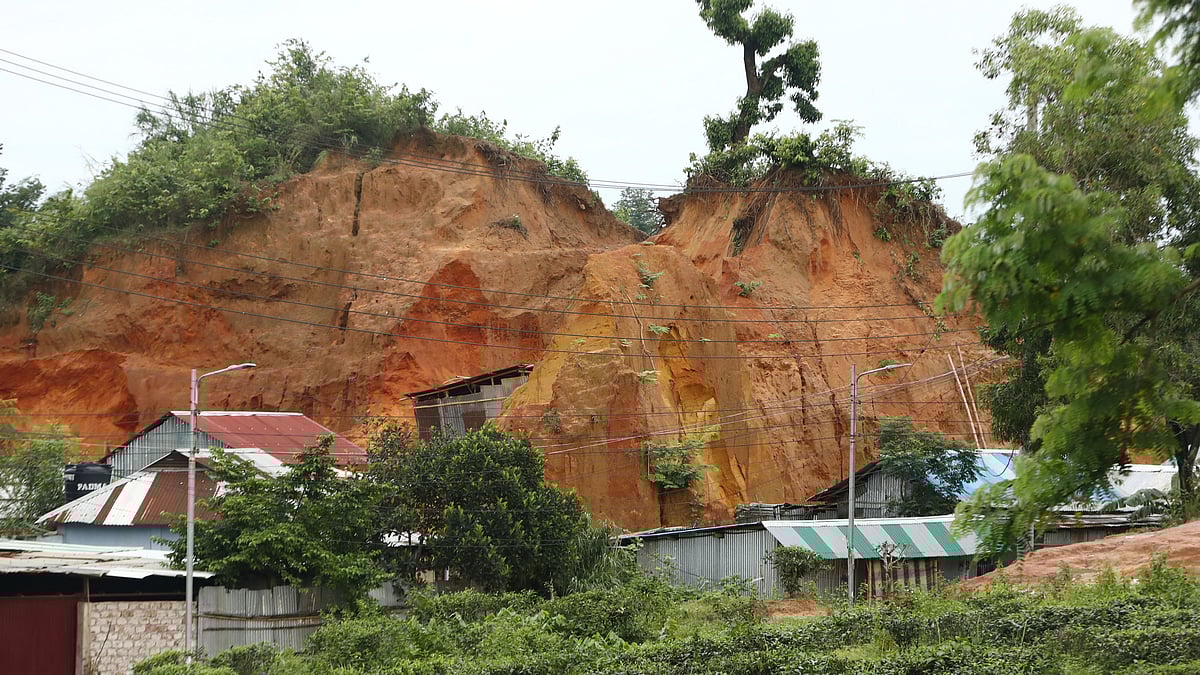 টিলা কেটে বানানো হয়েছে বসতবাড়ি।