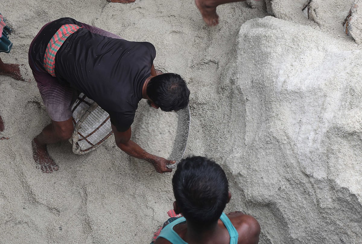 টুকরিতে তুলে নেওয়া হচ্ছে অপরিশোধিত লবণ 