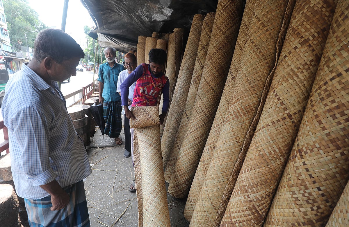 দেখেশুনে পাটি কিনছেন এক ক্রেতা 