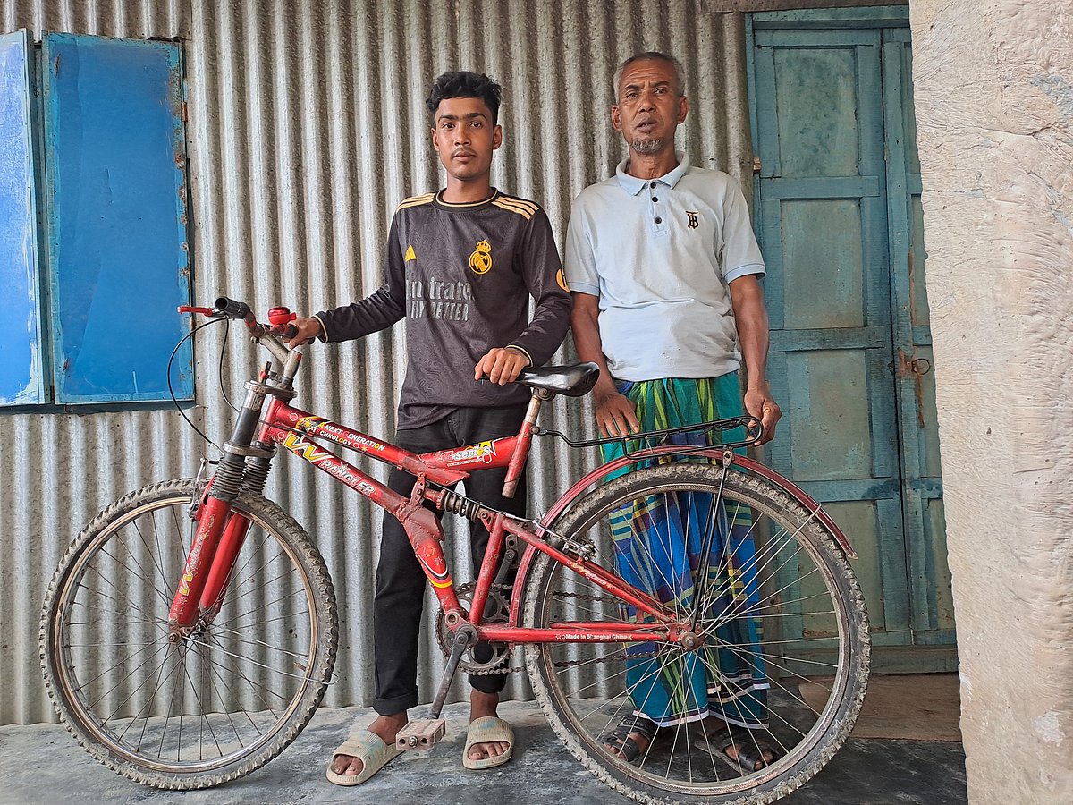 ছেলে রেজওয়ানের সঙ্গে রাজু মিয়া। আজ শনিবার বিকেলে গাইবান্ধার পলাশবাড়ী উপজেলার তালুকজামিরা কবিরাজপাড়া গ্রামে