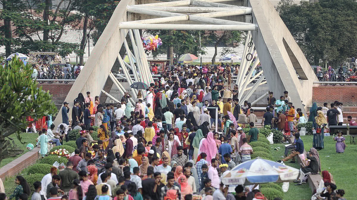 ঈদের দ্বিতীয় দিন বিকেলে রাজধানীর জিয়া উদ্যান এলাকায় দেখা গেল অসংখ্য মানুষের ভিড়।