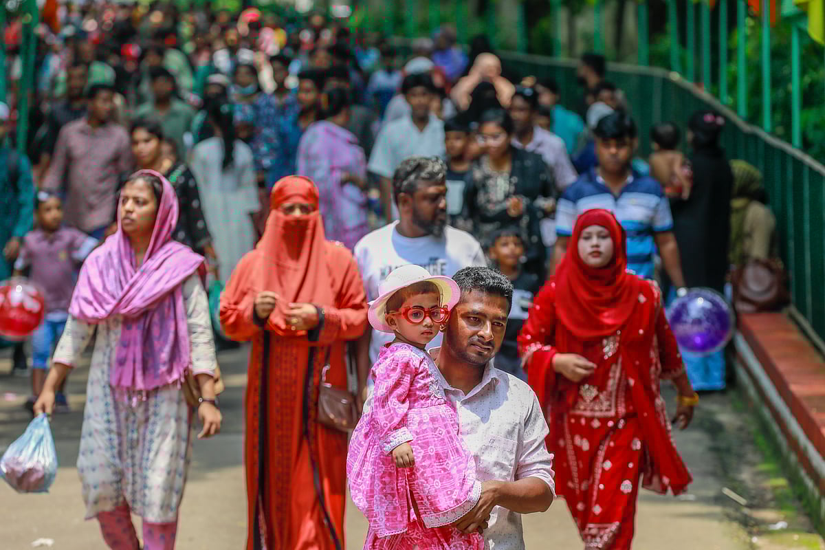 চিড়িয়াখানায় প্রবেশপথে দর্শনার্থীদের উপস্থিতি ছিল চোখে পড়ার মতো।
