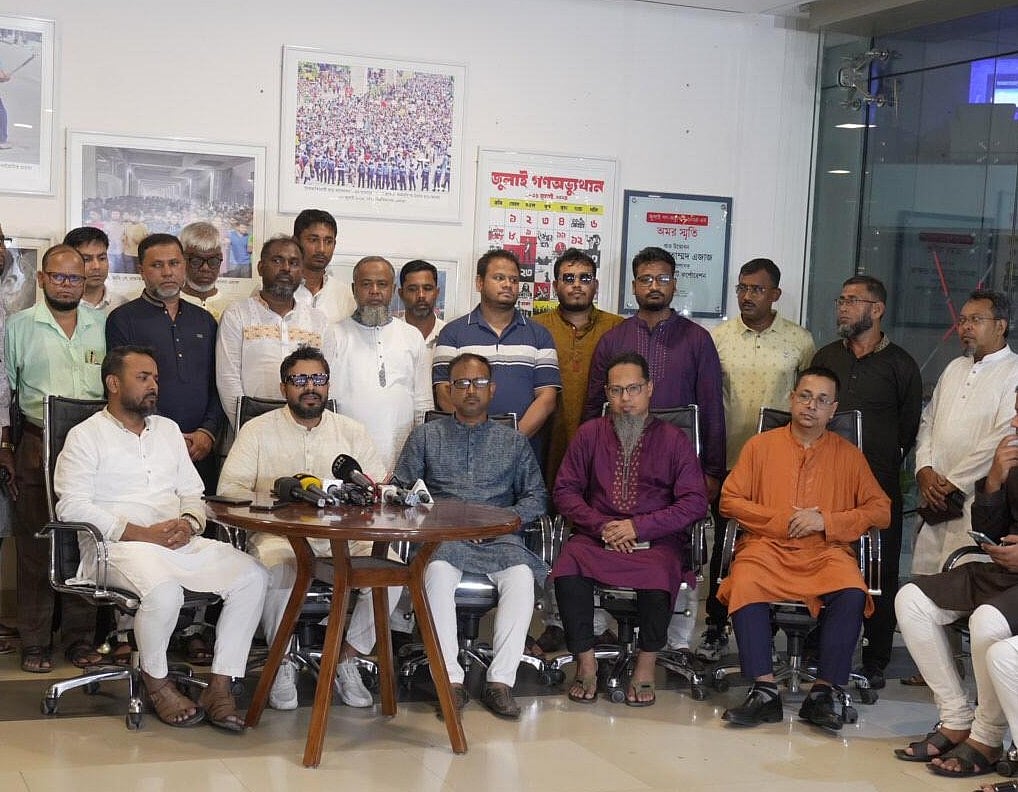 প্রশাসক মোহাম্মদ এজাজের একদম পেছনে দাঁড়ানো (সাদা পাঞ্জাবি) অপারেটর আবুল হোসেন। আবুল হোসেনের পেছনে বাঁয়ে দাঁড়ানো (সাদা চুল, চশমা পরা) চালক হোসেন মন্টু, তাঁর ডানে (সাদা পাঞ্জাবি) নুর হোসেন নিজাম, সামনের সারিতে (কমলা রঙের পাঞ্জাবি) চেয়ারে বসা প্রকৌশলী মোহাম্মদ ফরহাদের পেছনে (কালো পাঞ্জাবি ও চোখে চশমা চালক হারুন মিয়া) এবং তাঁর বাঁ পাশে (হলুদ রঙের টি–শার্ট পরা, চোখে চশমা) চালক ইসমাইল হোসেন। ঈদের দিন সংবাদ সম্মেলনের ছবি। 