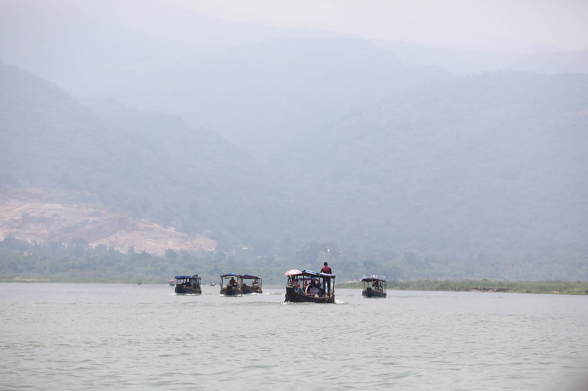 নৌকায় চড়ে সাদাপাথরে যাচ্ছেন পর্যটকেরা